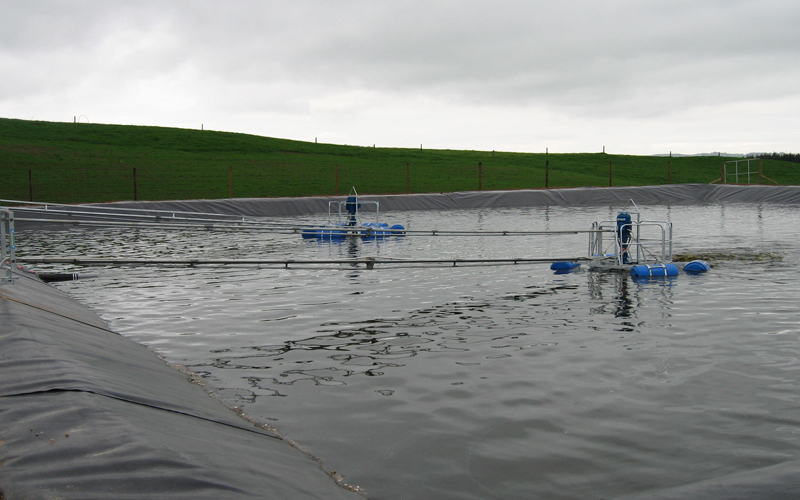 Yardmaster pump and right angle stirrer on individual floating frame assemblies