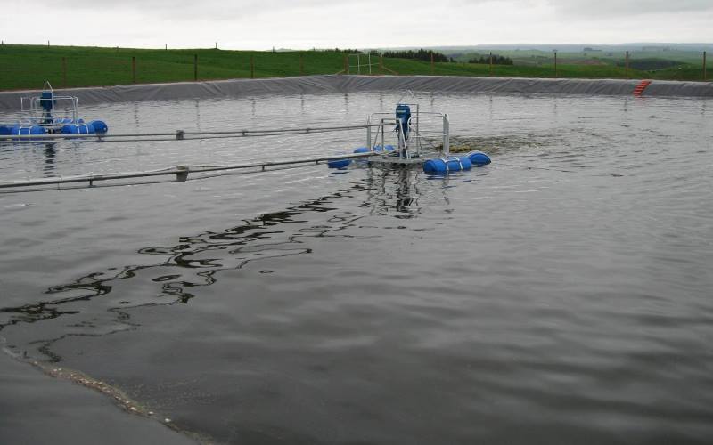 Yardmaster pump and right angle stirrer on individual floating frame assemblies