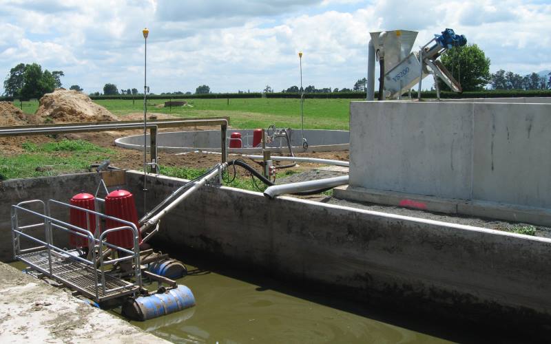 Yardmaster high volume transfer pump and stirrer on a floating frame assembly in the raw FDE storage sump directly adjacent to the feedpad